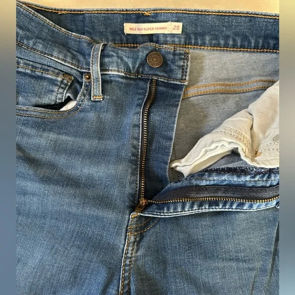 Levi's High Rise Skinny Jeans - Picture 6 of 12